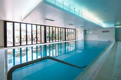 Image de Your Relaxing Getaway Awaits! Full Kitchen, 3 Swimming Pools, Close to Luz Beach