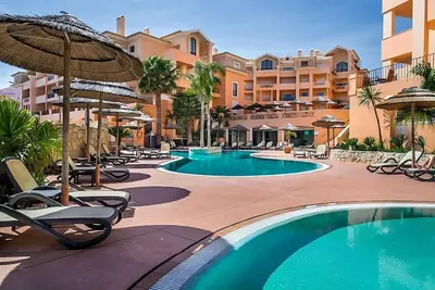 Image de Relax and Unwind! Full Kitchen, Indoor & Outdoor Swimming Pools, Free Parking!