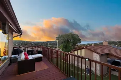 Image de 2bdr/2. 5bth, located less than 2 miles from Canyon Lake. Hot-tub, stunning views, nearby golf course