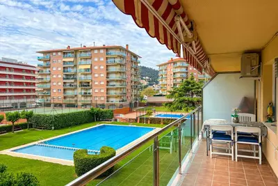 Image de Appart 2 pax sur la promenade de Santa Susanna. Piscine et jardin communautaires, wifi gratuit et climatisation dans le salon. Excellent emplacement, à 3 min de la plage, commerces, bars et restaurants. Quartier animé! Vivalidays Lora.