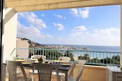 Image de Appartement climatisé 3 pièces, 6 couchages - Face à la plage - Le Lavandou