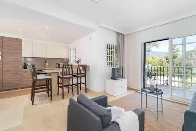 Image de Appartement élégant avec grande terrasse sur le toit et piscine à Marbella