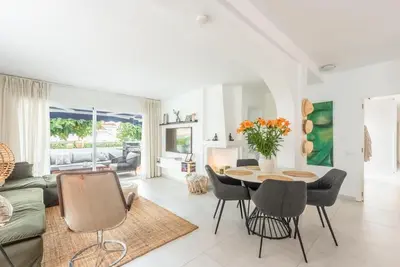 Image de Appartement de Rêve à Marbella: 4 Chambres, Terrasse, Piscine et Proximité Plage