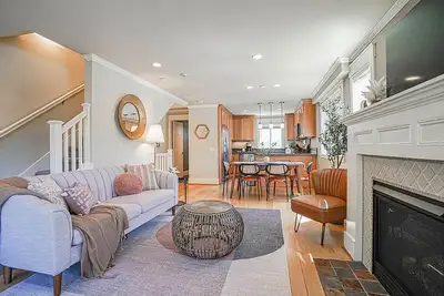 Image de Stunning Townhome with Loft Space, Chefs Kitchen