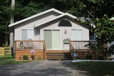 Image de Pet friendly with fenced in backyard!