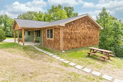 Image de Cedar Creek Cottage - Hot Tub, Modern, Private!