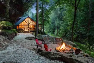 Image de Cabin of Freedom Falls-hot tub-waterfall