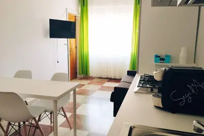 Image de Monolocale con divano letto e cucina