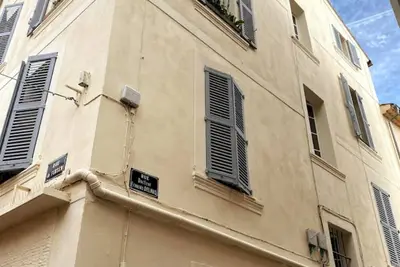 Image de 3 chambres/2 salles de bain dans le vieux Antibes