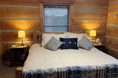 Image de Beautiful and comfortable fully furnished mountain cabin with central air!