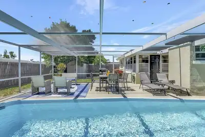 Image de Pool! | Bbq! Sleeps 8ppl | Tv's | King Bed