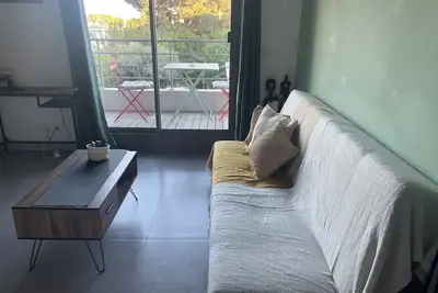 Image de Appartement a 100 m des plages avec parking et clim dans un quartier calme