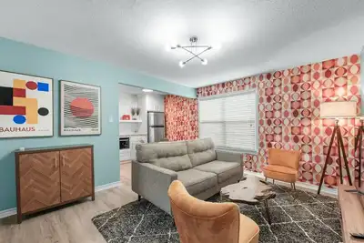 Bauhaus-1st Floor, King Beds, Walk to A&M Campus