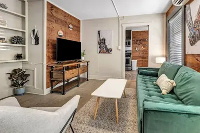 Brooklyn: First Floor, Walk to A&M, Comfy King Bed
