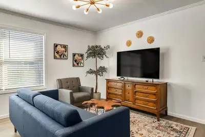 Elise: 2 Bdrm, Walk to A&M, Comfy King Beds