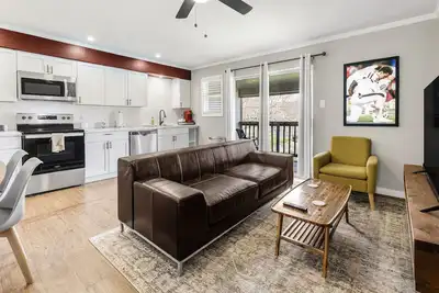 The Zone: Blocks from Texas A&M, Comfy King Bed