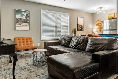 Kelly's Cove: 1st Flr 2 Bdrm-Walk to A&M-King Beds