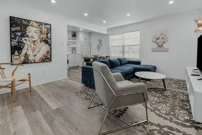 Marilyn: 1st Floor 2 Bdrm, Walk to A&M, King Beds