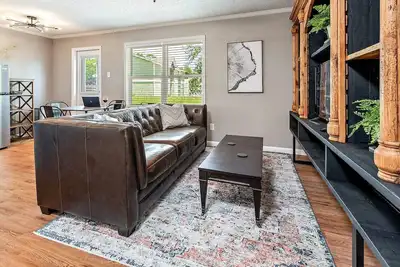 Shiplap:1st Flr 2 Bdrm-Walk to A&M-Comfy King Beds