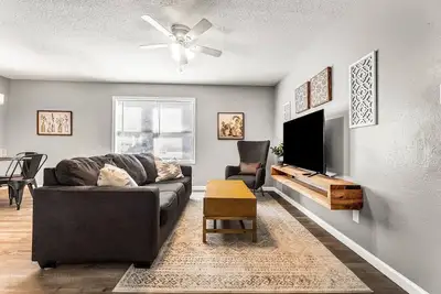 Image de Sweet Home: 1st Floor, 2 Bdrm/Walk to A&M/King Beds