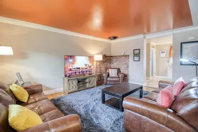 Image de 4br Charm - Fenced In - Near Harrison Ave, Pets Ok