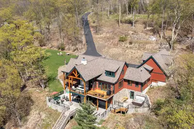 Image de Spacious Finger Lakes Waterfront Lodge