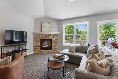 Image de Como Lake Views on Deck |Screened-in Porch | Beach Access | Fireplace |Short Walk to Lake