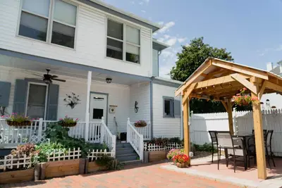 Image de Dog-friendly small-town charm near mountains and wineries with 4 bedrooms