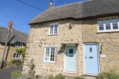 Image de Dormouse Cottage, pet friendly, with a garden in Burton Bradstock