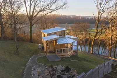 Image de Little River Tiny House *with hot tub*