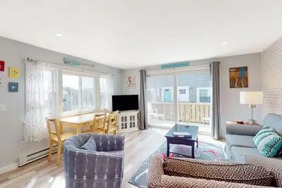 Image de 2nd-floor condo steps from the beach with balcony, streaming, shared W/D, Ac