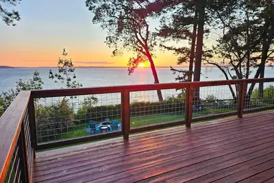 Image de Dog-friendly cabin with firepit, board games, & water views
