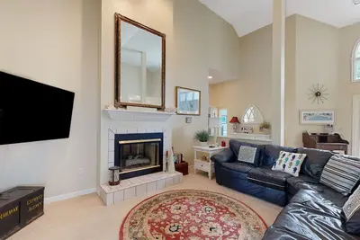 Image de Salt Pond house with golf course views, pool, tennis, fireplace, porch, deck, Ac