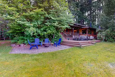Image de Secluded dog-friendly home with private hot tub, firepit, deck, wood fireplace