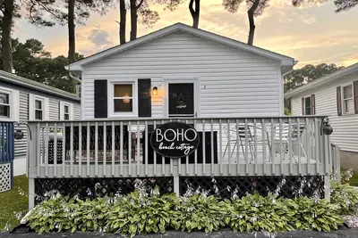 Image de Boho Beach Cottage- Quiet, Deck, Private parking, Bikes- 1 mi to Beach & Boards!