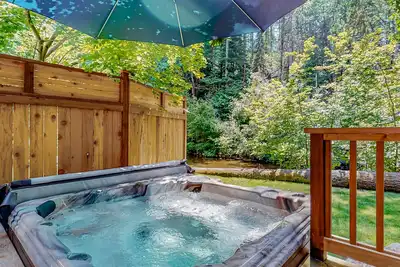 Image de Rare, dog-friendly riverfront retreat with hot tub access plus kayaks & Ac