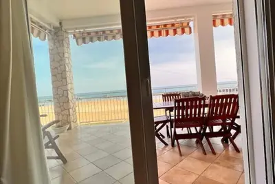 Image de Terrace with sunrise view. 1 minute walk to the beach. A/C