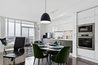 Image de Insta-Worthy Toronto Stay Close to Cn Tower +More!