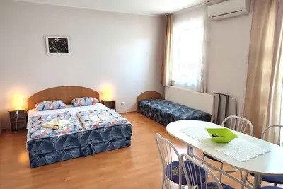 Image de Studio avec WiFi et climatisation près de la plage gratuite