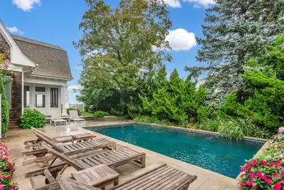 Image de Beautiful Southampton Waterfront Home with pool and private steps to the beach!