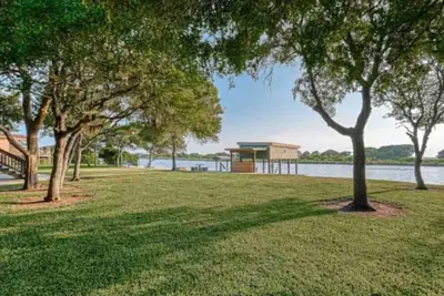 Image de Home Away From Home on Caney Creek w/ boat lift