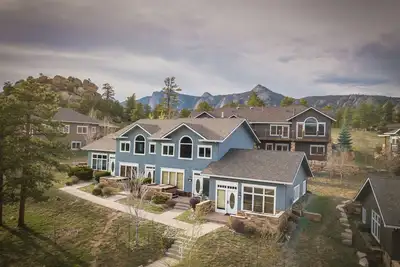 Image de Delightful home complete with fireplace, private hot tub, jetted tub, and views
