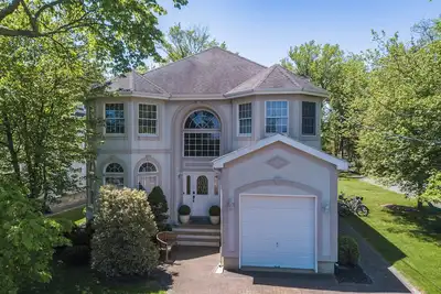 Image de Bright, Spacious 5-bdrm Bay Head Shore Home - super close to beach, lake & town