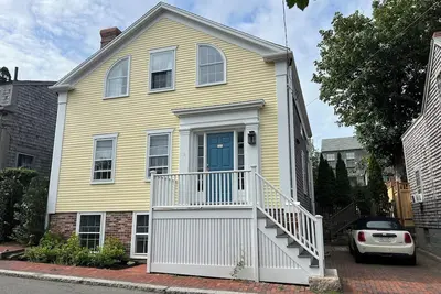 Image de Beautifully appointed home in the heart of Nantucket.