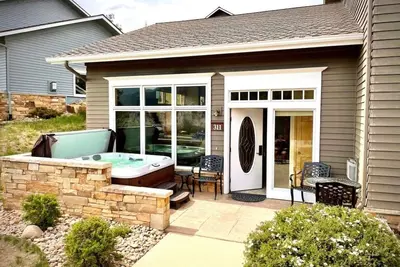 Image de Charming woodsy condo with private hot tub and Rocky Mountain views!