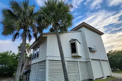 Image de Cozy Island Getaway (2br/2ba)- Pet friendly! Walk to Beach -Community Pool