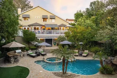 Image de Luxury 5-Bed 3. 5-Bath with Pool, Hot Tub, Bbq