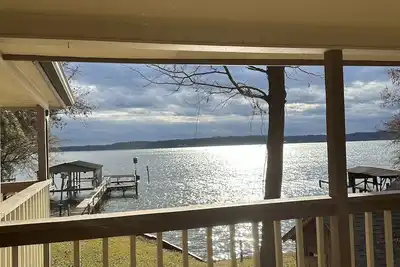 Image de Peaceful lake front home with wrap around porch and relaxing views!