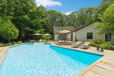 Image de Spacious Hamptons Oasis 3bd/2. 5ba with private pool & massive desk