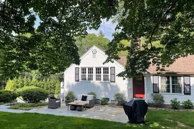 Image de Newly renovated guesthouse with a patio\n